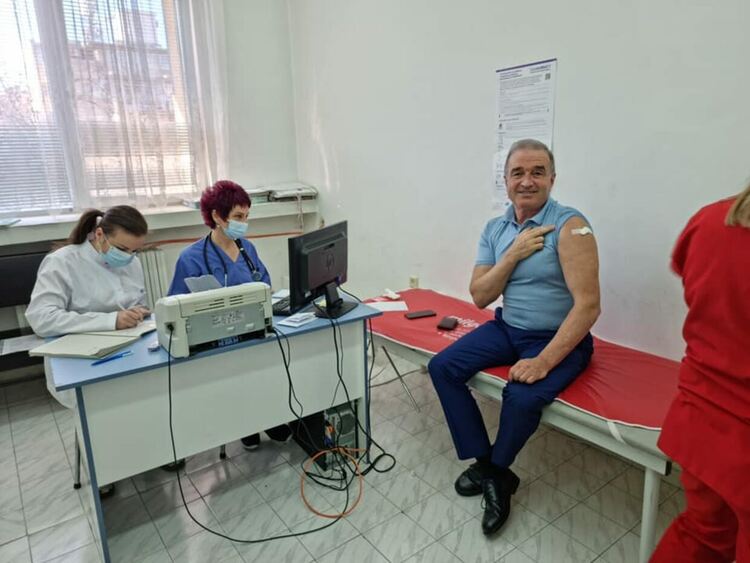 Кметът Грудев се ваксинира с бустерна доза срещу COVID-19