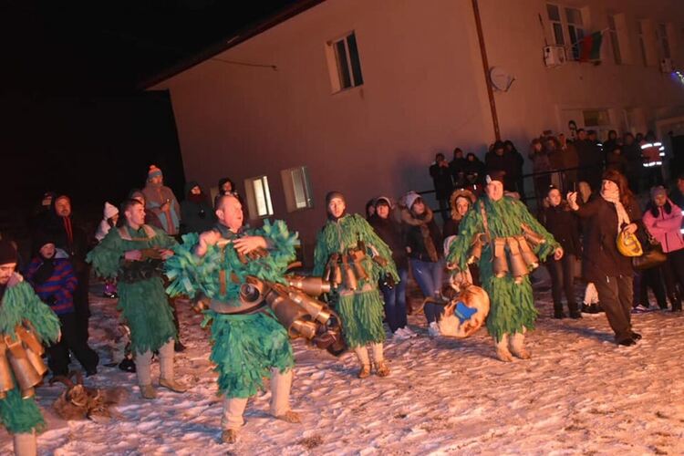 Лумнаха огньовете на Сурва в Пернишко!