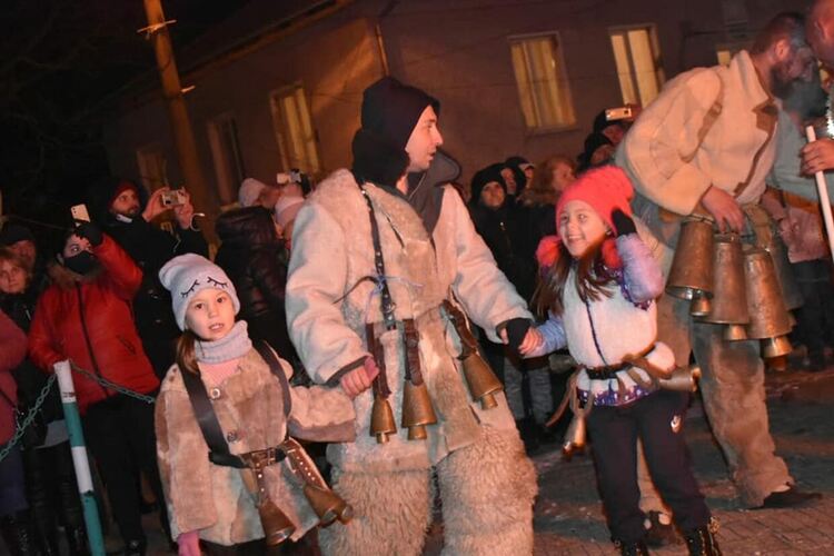 Огънят на Сурва бе запален и в село Расник