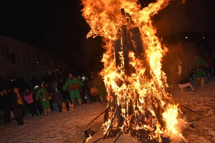 Лумнаха огньовете на Сурва в Пернишко!