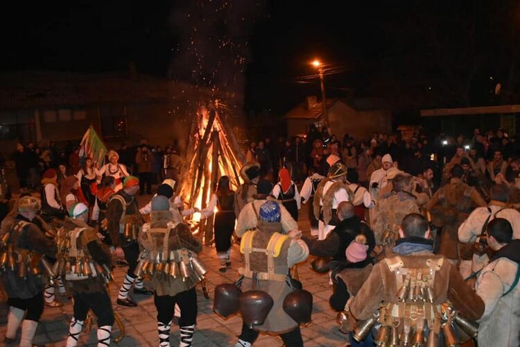 Огънят на Сурва бе запален и в село Расник