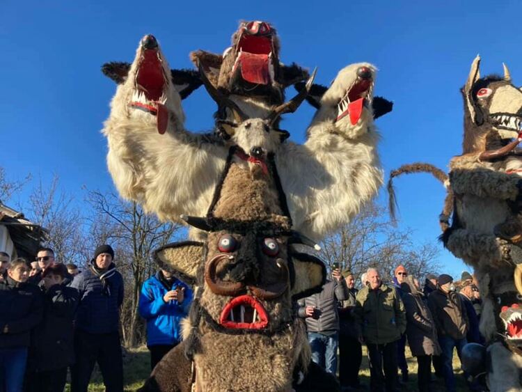 Пъстра и шумна е по традиция Сурвата в Ярджиловци