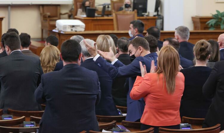 Управляващата коалиция поиска оставката на Гешев