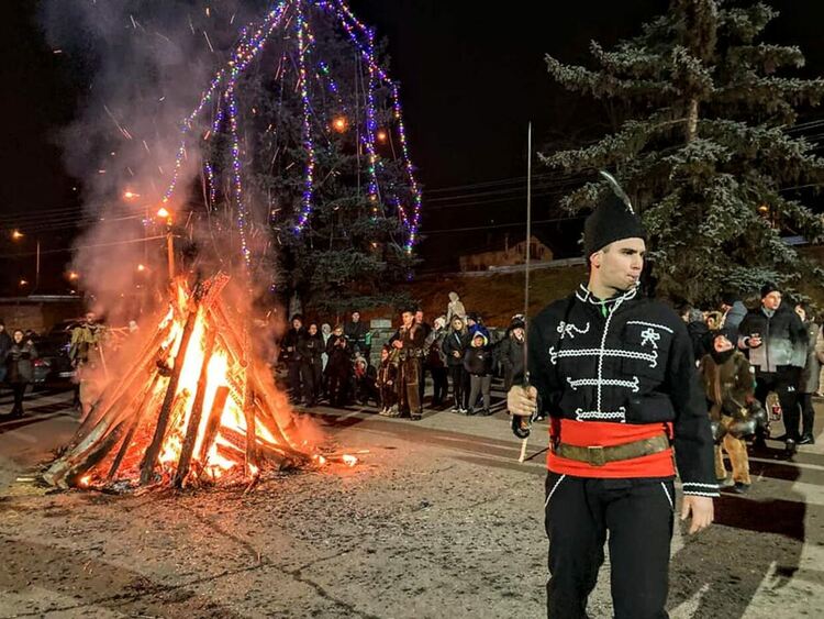 Край огъня в квартал „Бела вода“ отново играха беловодските мечкари