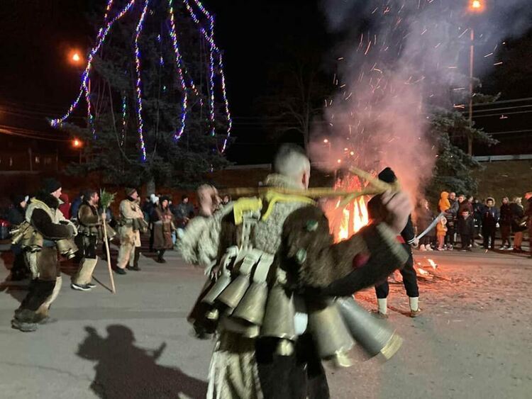 Край огъня в квартал „Бела вода“ отново играха беловодските мечкари