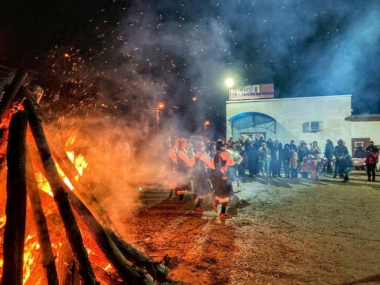 Край огъня в квартал „Бела вода“ отново играха беловодските мечкари