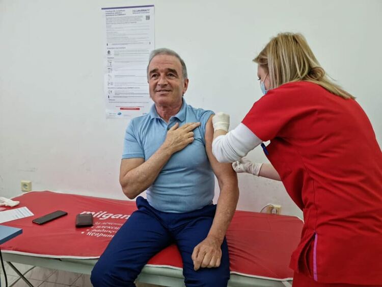 Кметът Грудев се ваксинира с бустерна доза срещу COVID-19