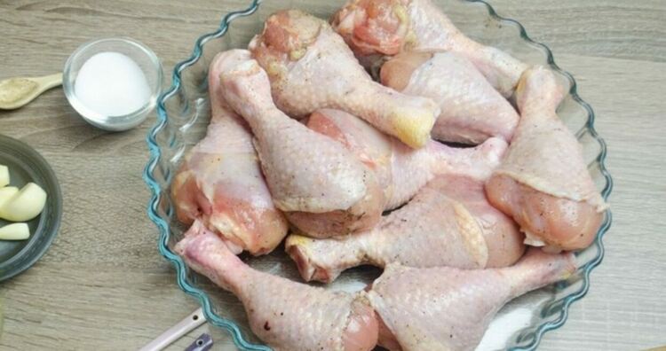 Младо семейство от Кърджали дари 100 кг пилешки бутчета на „Социален патронаж” от уважение към възрастните хора