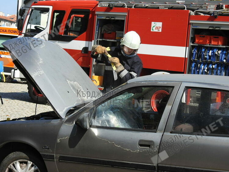 Тежка катастрофа преди час затвори пътя за Хасково през Мост, има сериозно пострадал