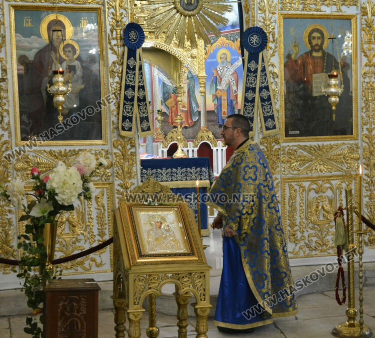 Отец Антоний празнува имен ден с черпилка за миряните в „Света Богородица“