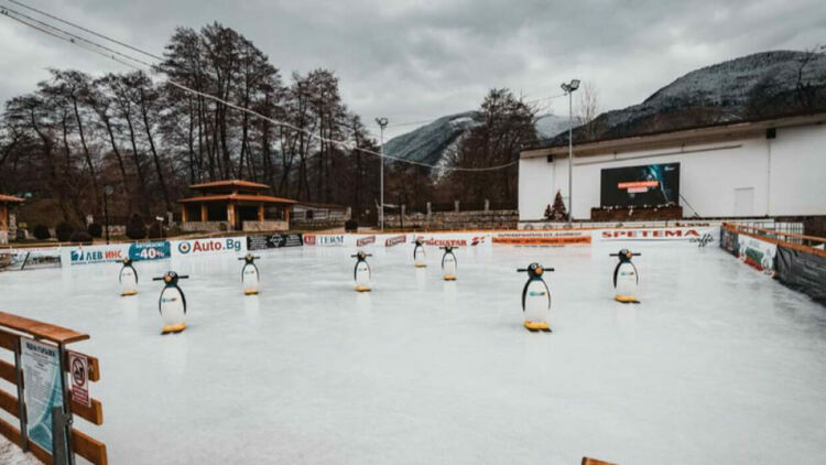 Ледена пързалка заработи в градския парк „Рила“ в Дупница