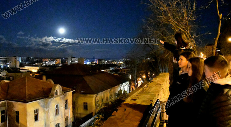 Хасковлии наблюдаваха Вълча Луна
