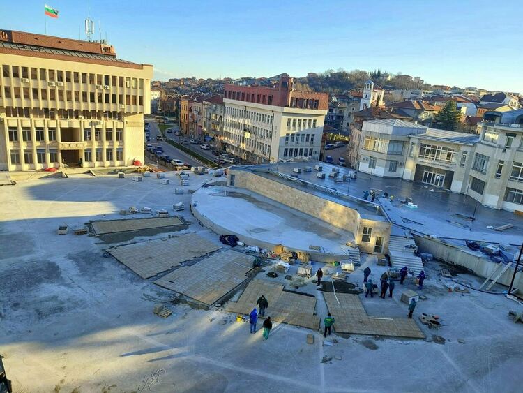 Полагат финалните настилки на пл. "Акад. Николай Хайтов"