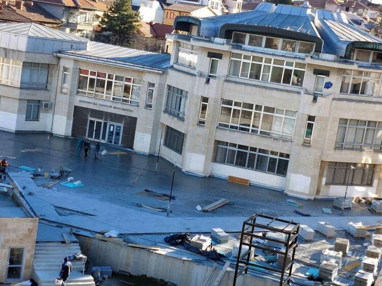 Полагат финалните настилки на пл. "Акад. Николай Хайтов"