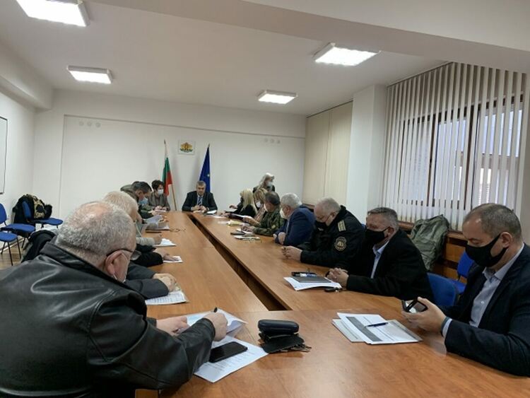 Осем училища от Смолянска област от понеделник преминават в онлайн обучение 