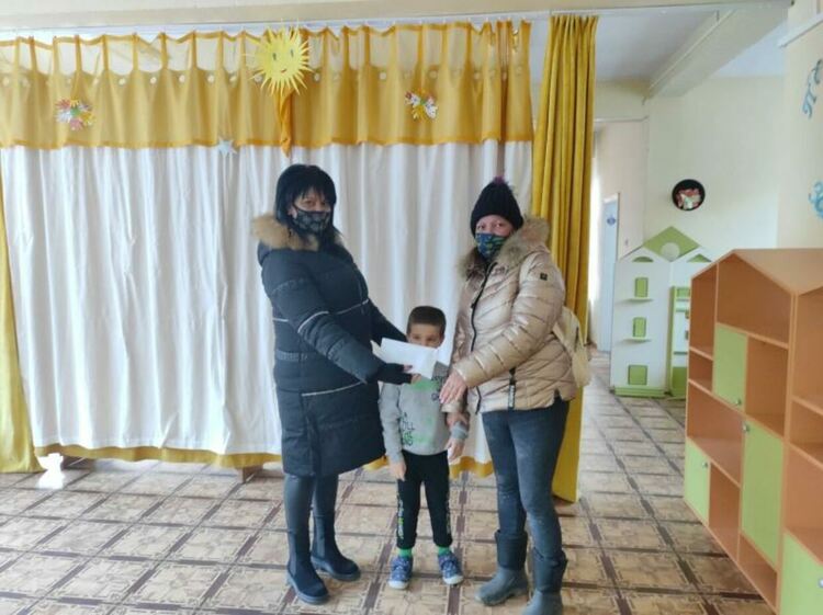 Коледният базар пред Община Смолян събра 390 лева