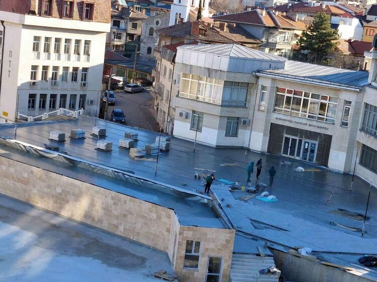 Полагат финалните настилки на пл. "Акад. Николай Хайтов"