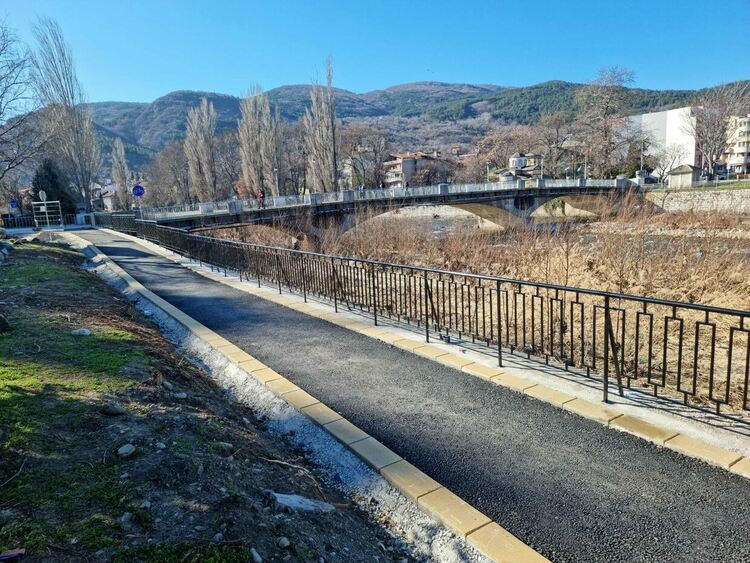 Изграждането на велоалеята в Асеновград е към своя финал