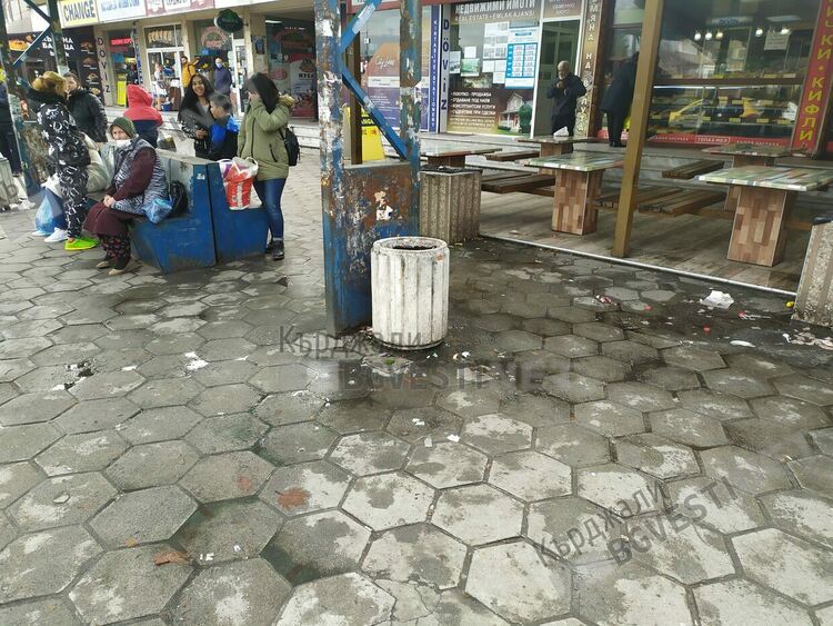 Кърджали посреща гостите си с боклуци,тротоарът пред Автогарата тъне в хартии