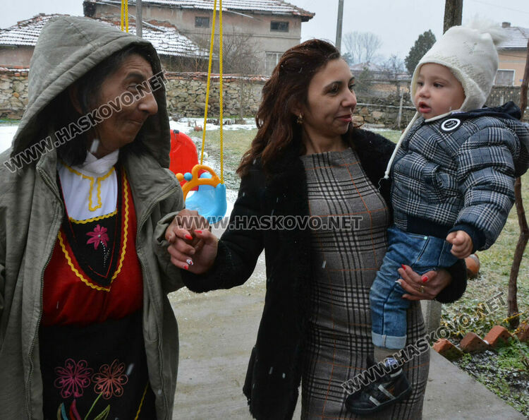 С възстановка на ритуала „поливане“ отбелязаха Бабинден в Узунджово  
