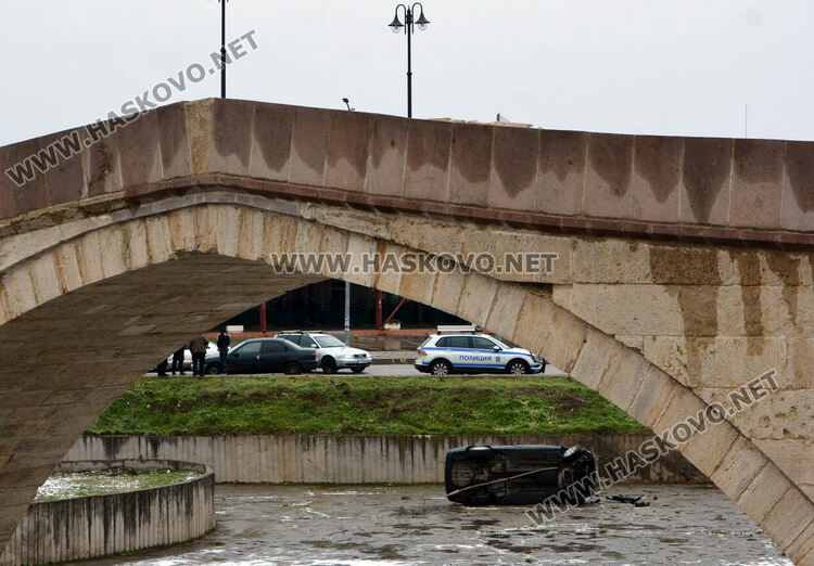 Жена с БМВ падна под Гърбавия мост