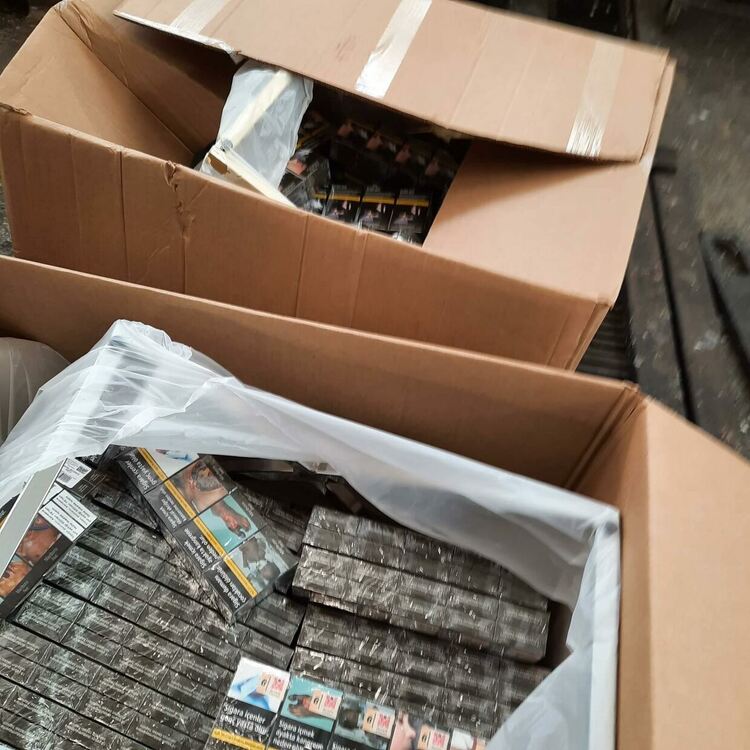 Спипаха 33 800 контрабандни цигари в камион и две коли 