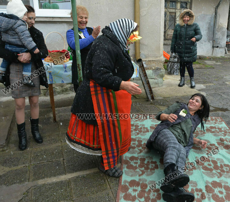 С възстановка на ритуала „поливане“ отбелязаха Бабинден в Узунджово  