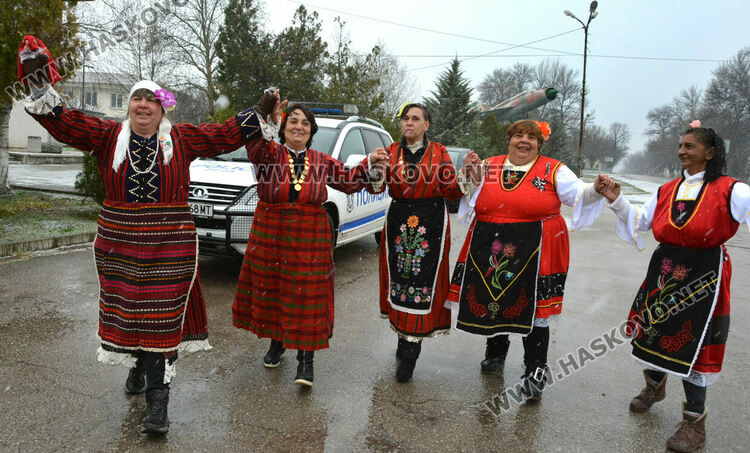 С възстановка на ритуала „поливане“ отбелязаха Бабинден в Узунджово  