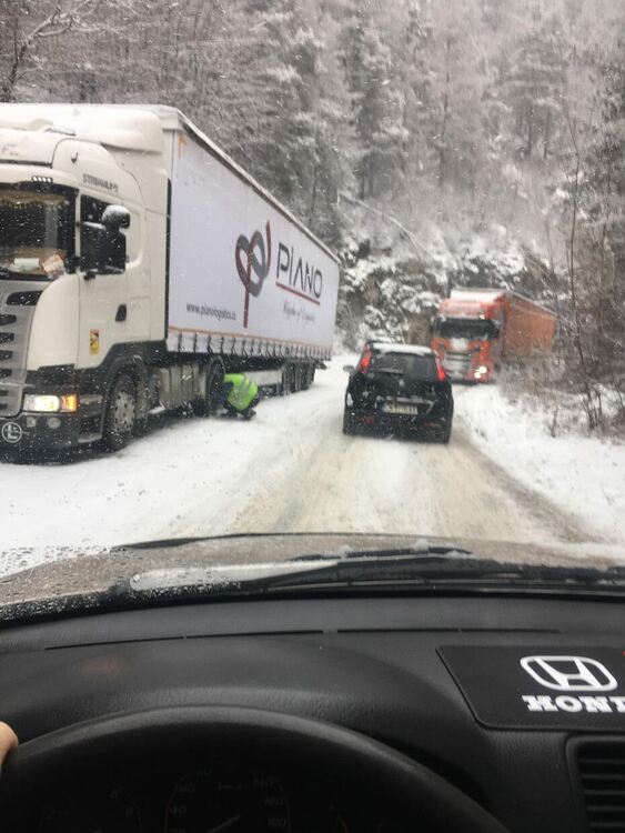 На два сантиметра сняг - закъсали тирове и катастрофи /ГАЛЕРИЯ/