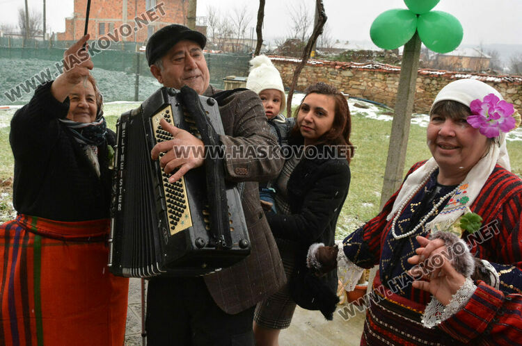 С възстановка на ритуала „поливане“ отбелязаха Бабинден в Узунджово  