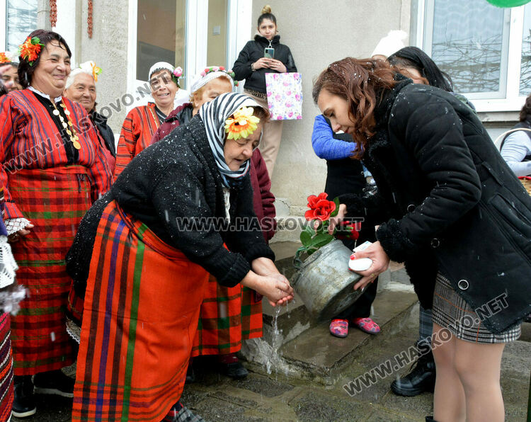 С възстановка на ритуала „поливане“ отбелязаха Бабинден в Узунджово  