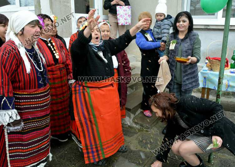 С възстановка на ритуала „поливане“ отбелязаха Бабинден в Узунджово  