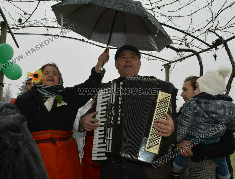 С възстановка на ритуала „поливане“ отбелязаха Бабинден в Узунджово  