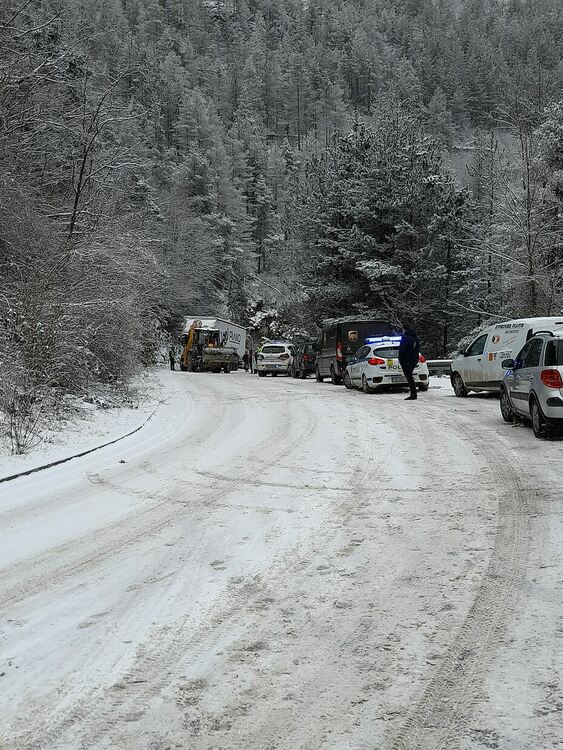На два сантиметра сняг - закъсали тирове и катастрофи /ГАЛЕРИЯ/
