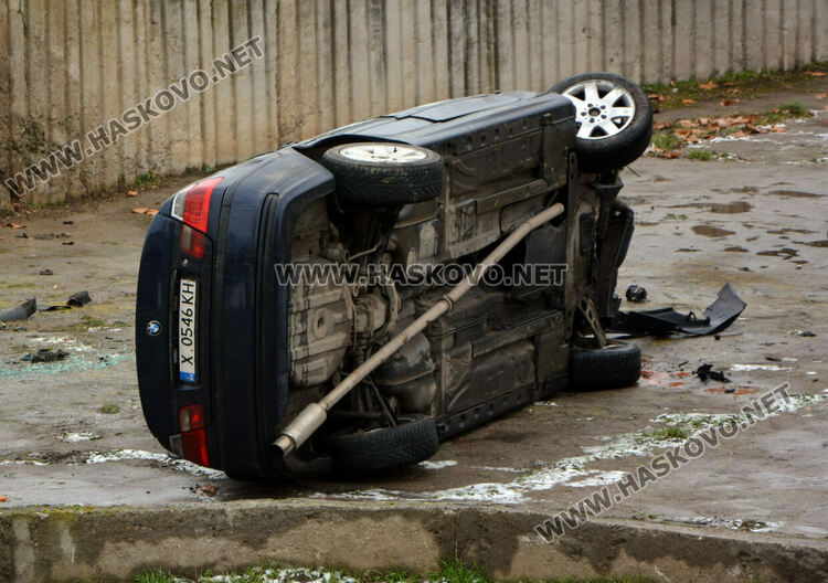 Жена с БМВ падна под Гърбавия мост