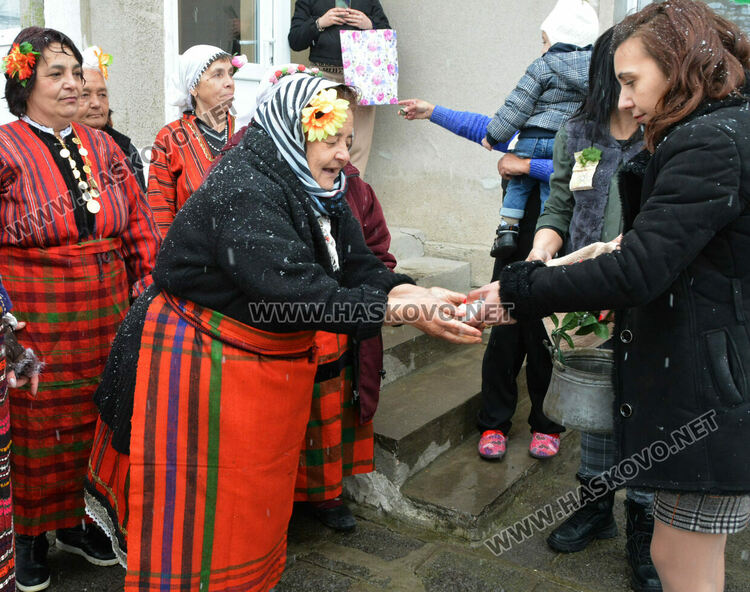 С възстановка на ритуала „поливане“ отбелязаха Бабинден в Узунджово  