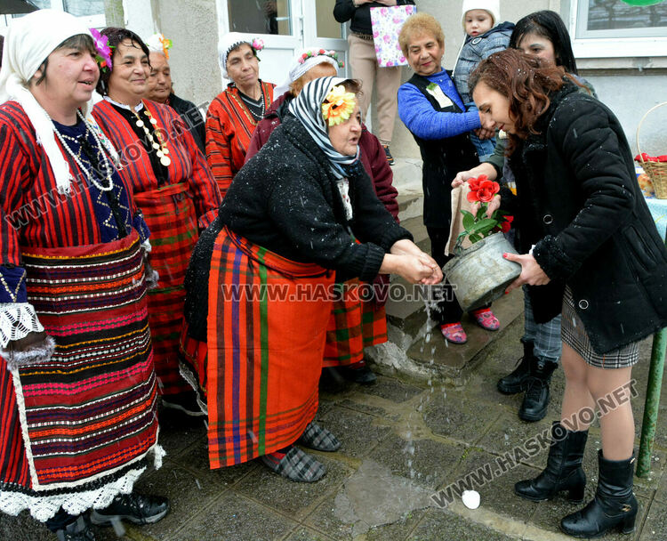 С възстановка на ритуала „поливане“ отбелязаха Бабинден в Узунджово  