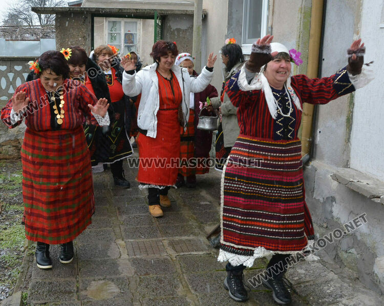 С възстановка на ритуала „поливане“ отбелязаха Бабинден в Узунджово  