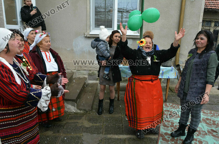 С възстановка на ритуала „поливане“ отбелязаха Бабинден в Узунджово  