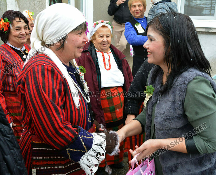 С възстановка на ритуала „поливане“ отбелязаха Бабинден в Узунджово  