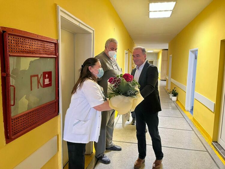 Кметът на Асеновград : Всеотдайността на медиците ни носи силата на новия живот 