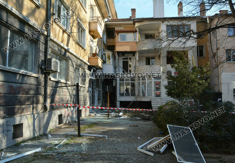 Хасковлийка пострада при взрив на газова бутилка, потрошени са апартаменти и офиси