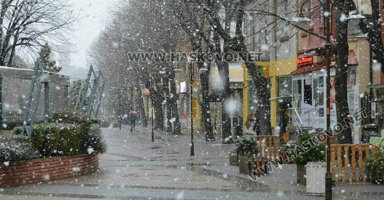 Предимно облачно със слаб сняг в неделя