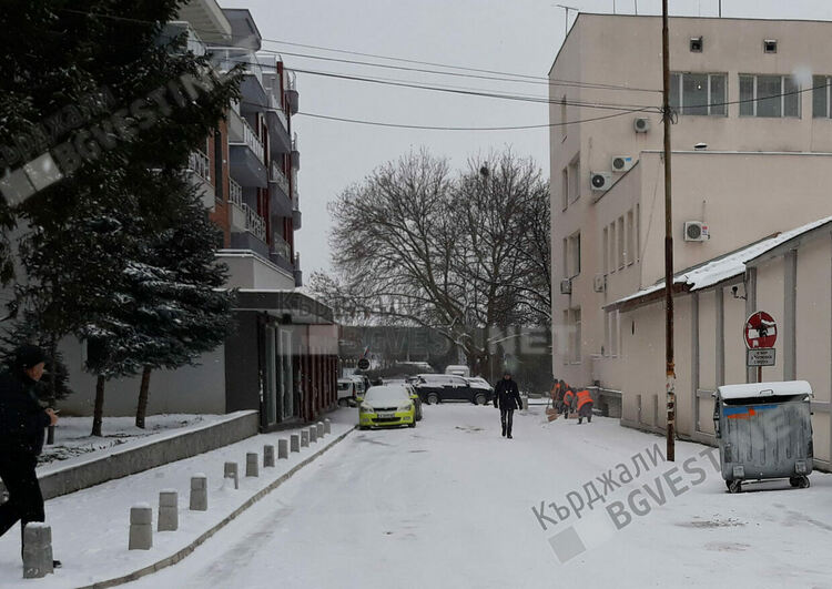 Опасност от поледица в Кърджали, работници солят тротоарите