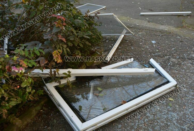 Хасковлийка пострада при взрив на газова бутилка, потрошени са апартаменти и офиси