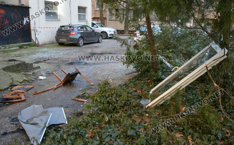 Хасковлийка пострада при взрив на газова бутилка, потрошени са апартаменти и офиси