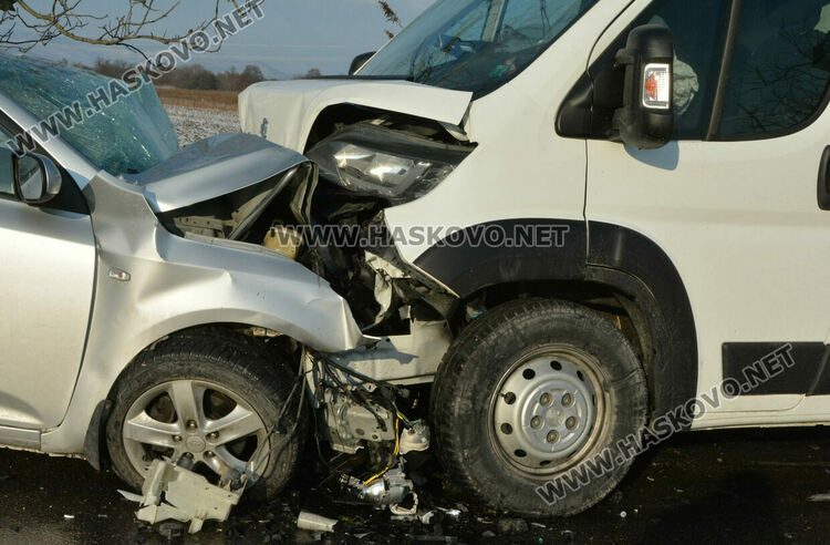 Двама водачи пострадаха при челна катастрофа