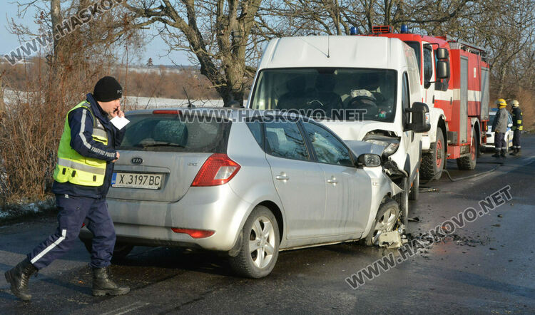 Двама водачи пострадаха при челна катастрофа