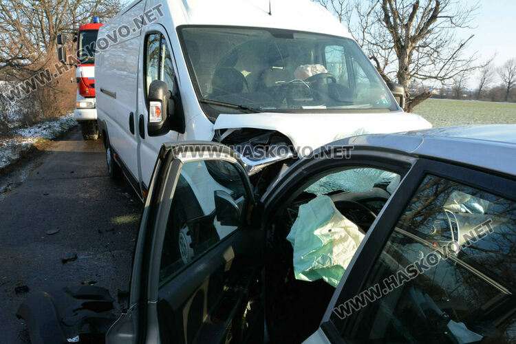 Двама водачи пострадаха при челна катастрофа