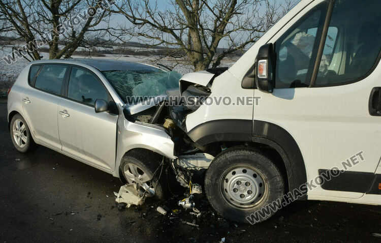Двама водачи пострадаха при челна катастрофа